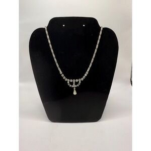 Vintage Silver Tone Rhinestone Necklace – Classic Sparkling Statement Jewelry